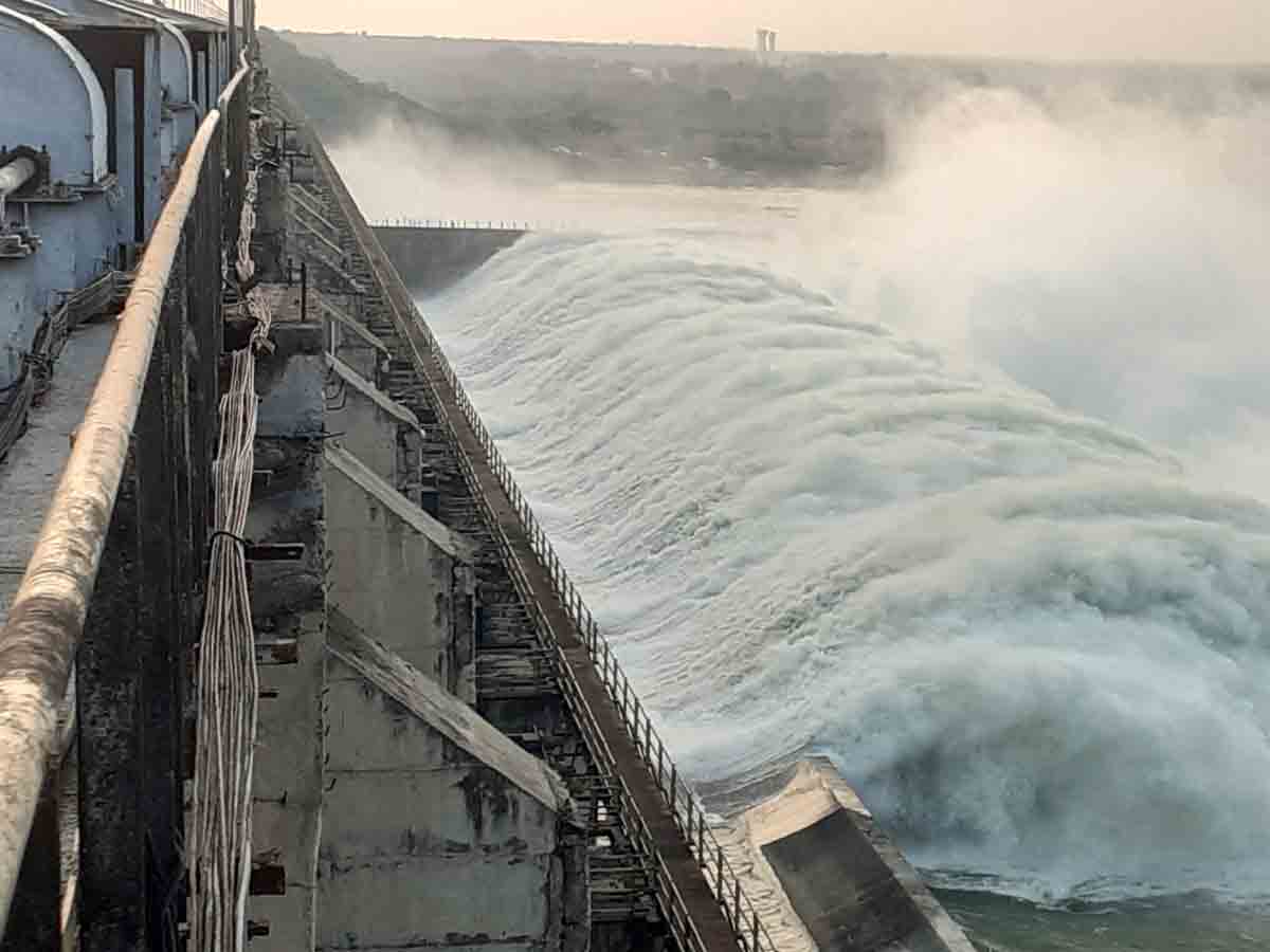 శ్రీరాంసాగర్ నుంచి 99,840 క్యూసెక్కుల నీటి విడుదల