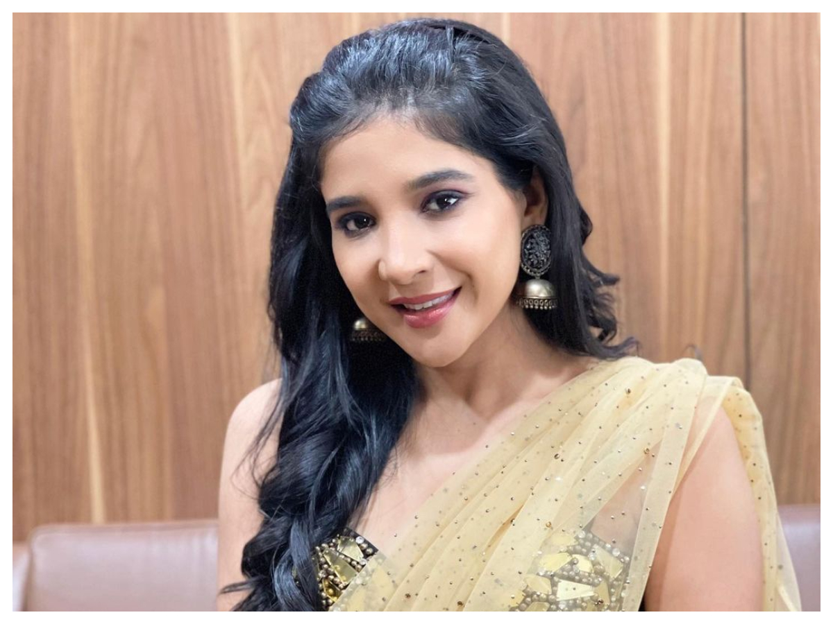 Sakshi Agarwal | సాక్షి అగర్వాల్  అందాల విందు..