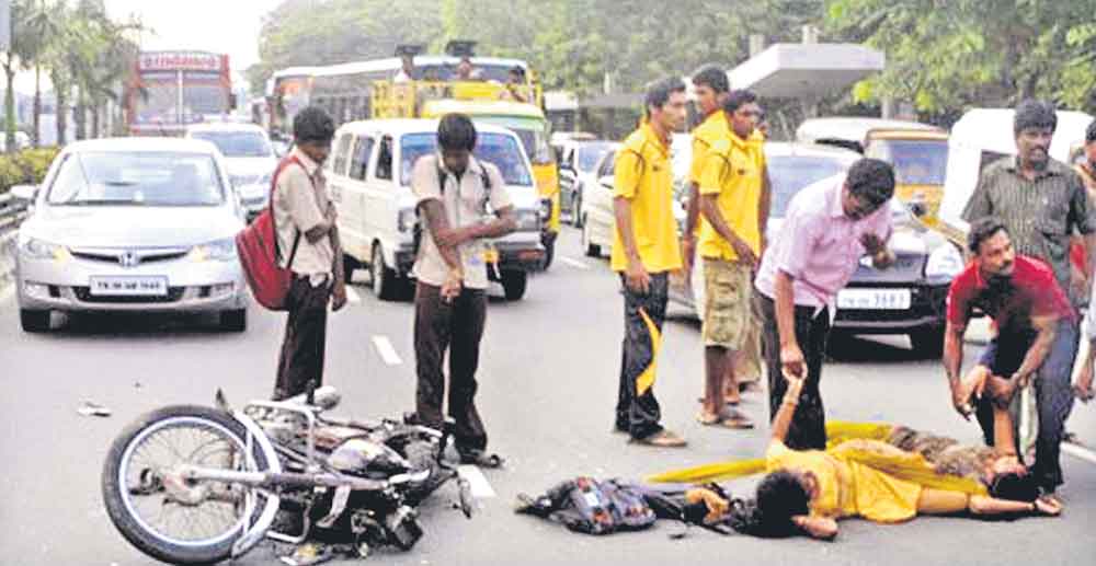 క్షతగాత్రులకు సాయపడితే ఐదువేలు