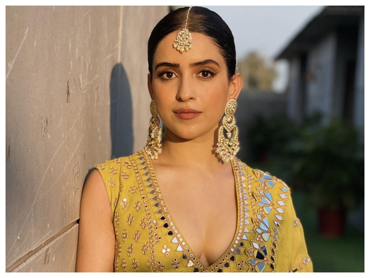 Sanya Malhotra | సాన్య మల్హోత్రా గ్లామరస్ ఫొటోలు..