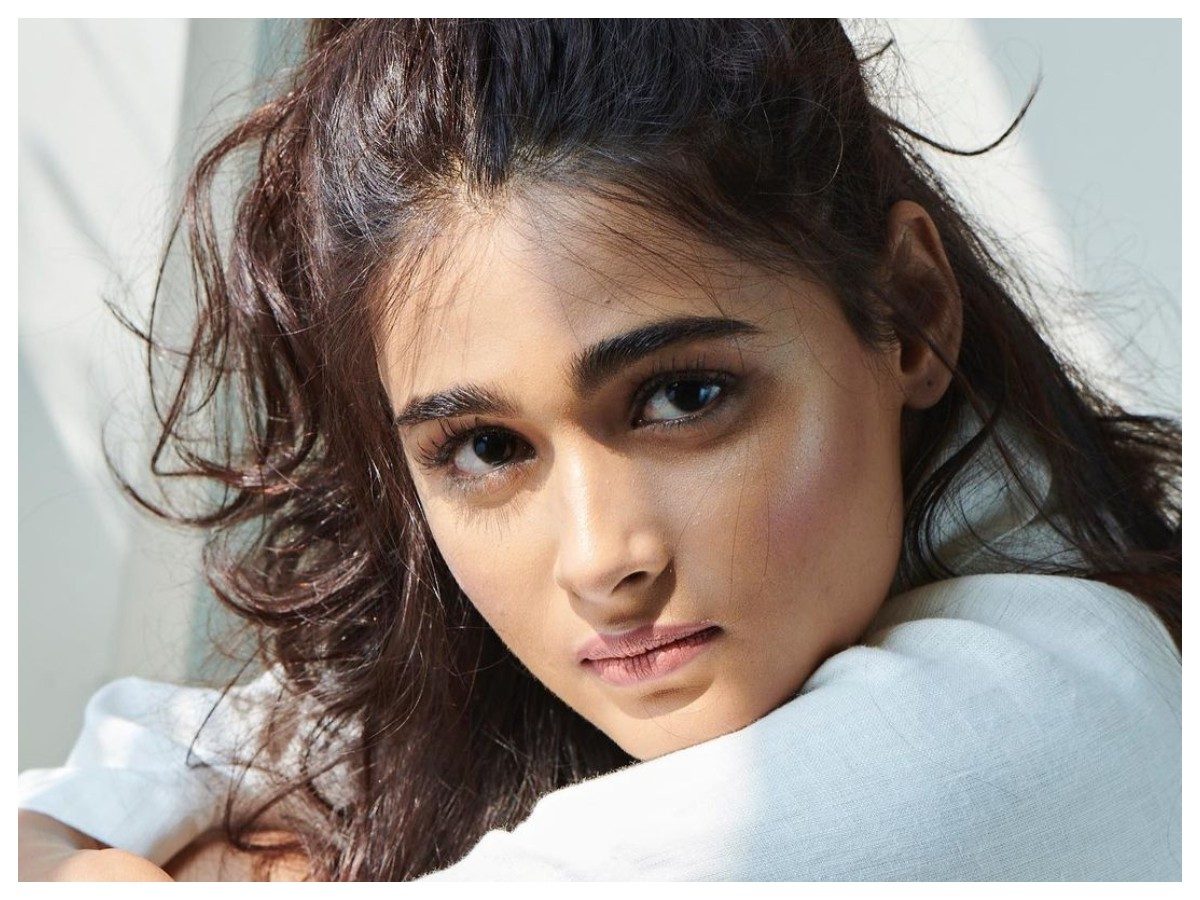 Shalini Pandey | వైట్ డ్రెస్‌లో నటి షాలినీ గార్జియస్ లుక్స్