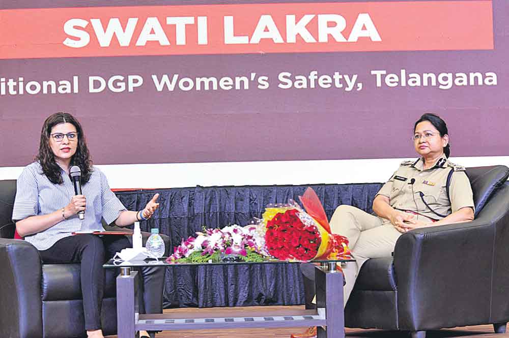 షీ టీమ్స్‌ దేశానికే ఆదర్శం