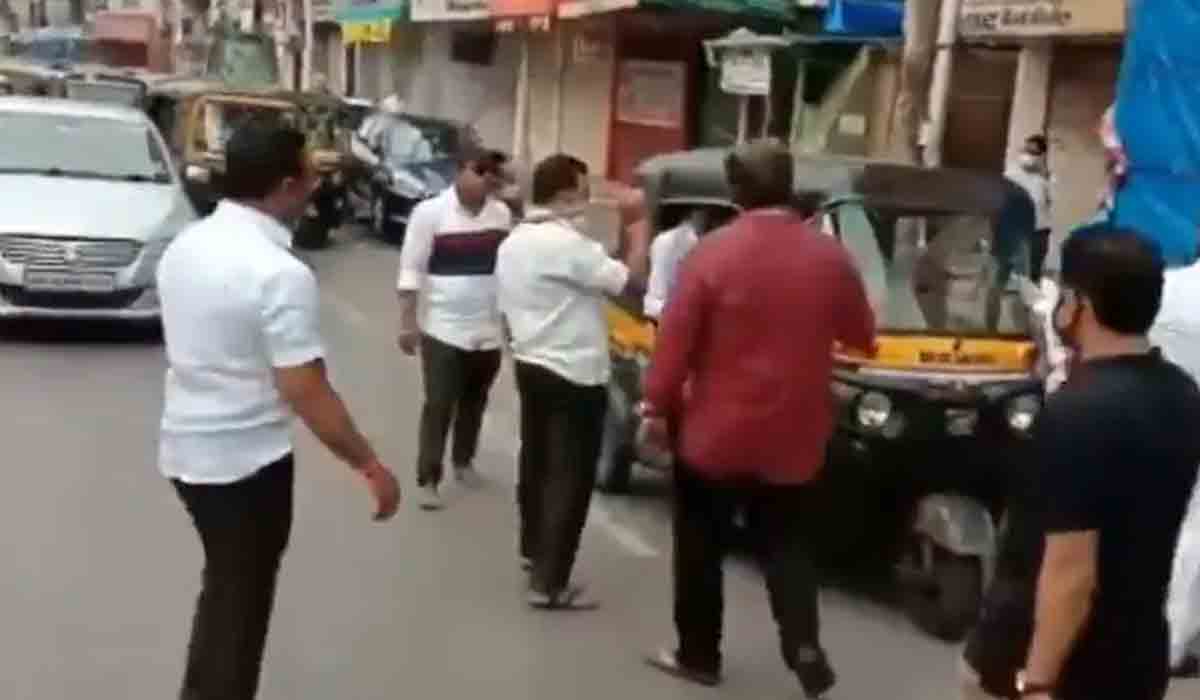 రెచ్చిపోయిన శివ‌సేన కార్య‌క‌ర్త‌లు.. ఆటో డ్రైవ‌ర్ల‌పై క‌ర్ర‌ల‌తో దాడి.. వీడియో