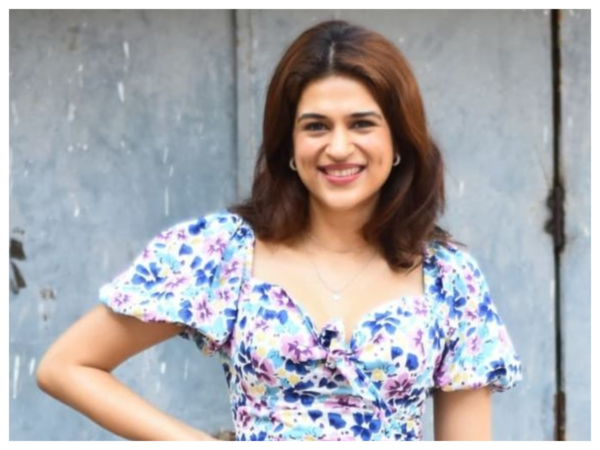 Shraddha Das | మినీ స్కర్ట్‌లో సెగలు పుట్టిస్తోన్న శ్రద్ధా దాస్..