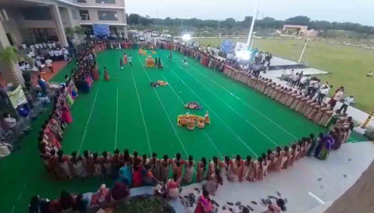 కలెక్టరేట్‌లో కనుల పండువలా బతుకమ్మ వేడుకలు