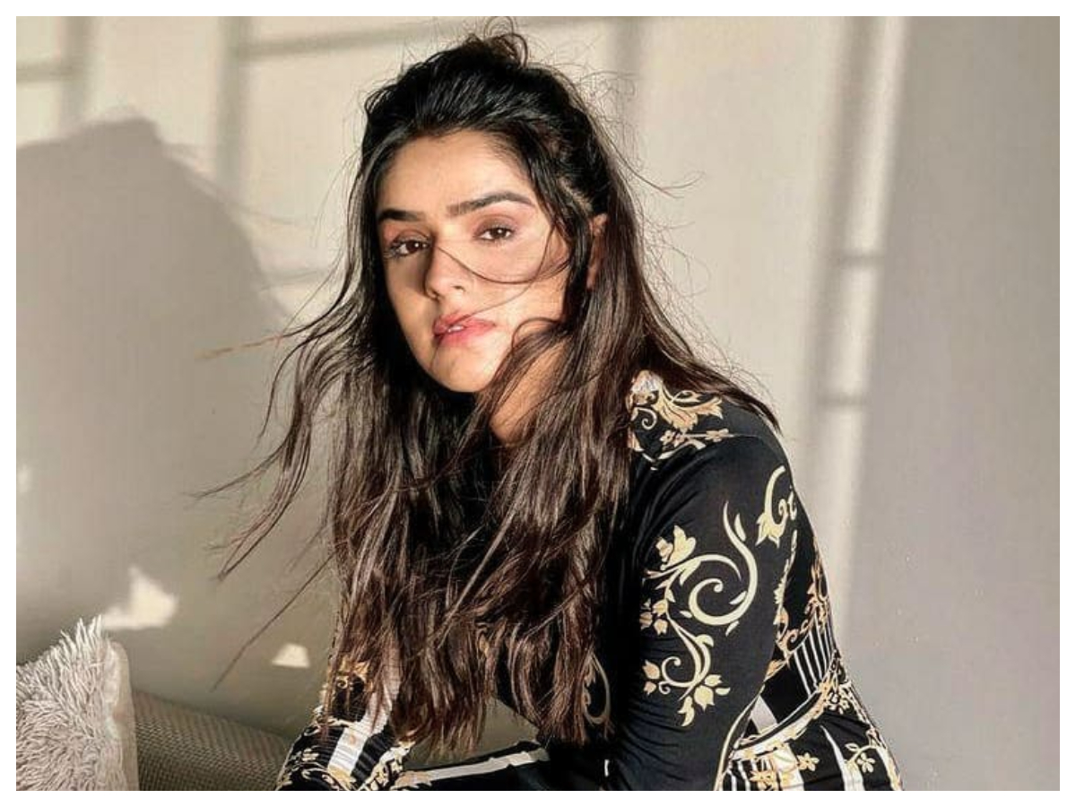 Sidhika Sharma | బ్లాక్ డ్రెస్‌లో సిద్ధికా శర్మ అందమైన ఫొటోలు..