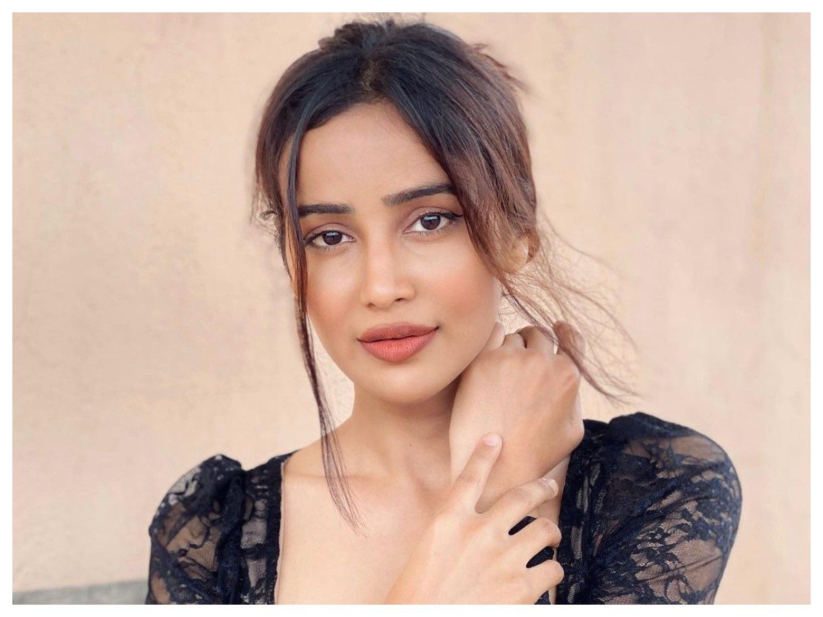 Simran Gupta | బ్లాక్‌ డ్రెస్‌లో కేక పెట్టిస్తున్న సిమ్రాన్ గుప్తా..