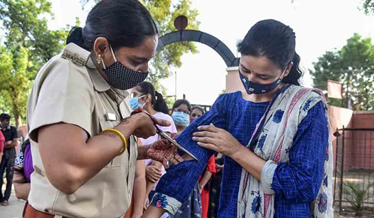 Sleeves cutting: పరీక్షా కేంద్రం వద్ద అమ్మాయిలకు అవమానం.. మహిళా కమిషన్ సీరియస్