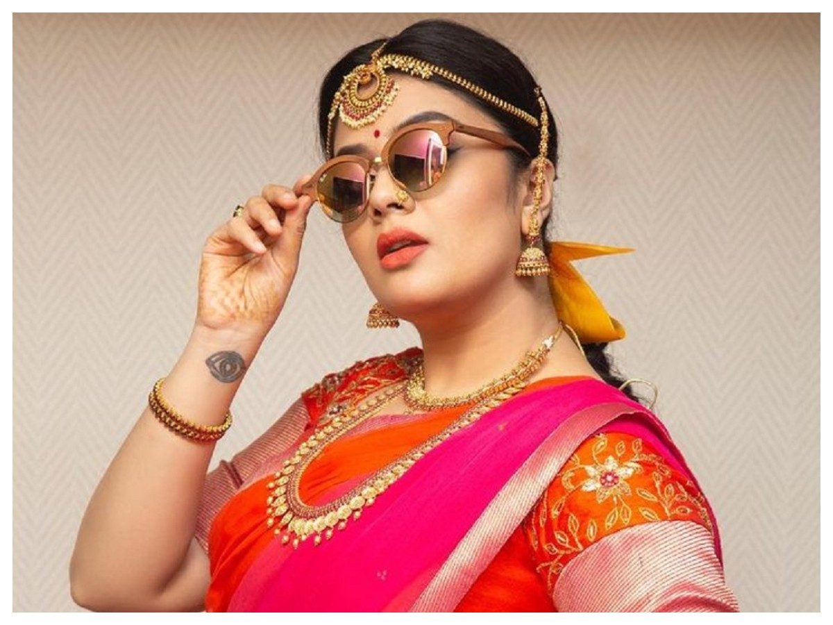 Sreemukhi | హాఫ్ శారీలో శ్రీముఖి అందాలు..