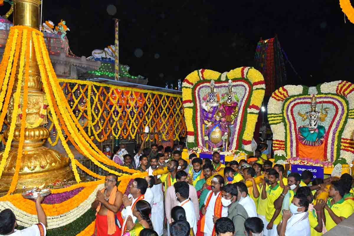 Srisailam Temple | హంసవాహనంపై భ్రామరితో ముక్కంటి విహారం