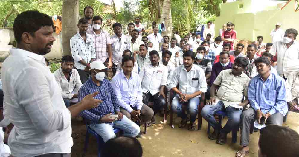 ప్రభుత్వ పథకాలను వివరించాలి