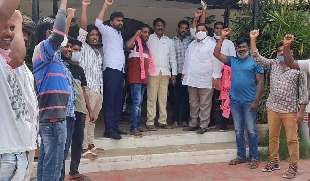 Huzurabad | వీణ‌వంక‌లో టీఆర్ఎస్ ఎన్నారై సౌతాఫ్రికా శాఖ ప్ర‌చారం