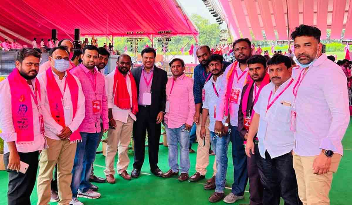 టీఆర్ఎస్ ప్లీన‌రీలో టీఆర్ఎస్ ఎన్నారై ప్రతినిధులు