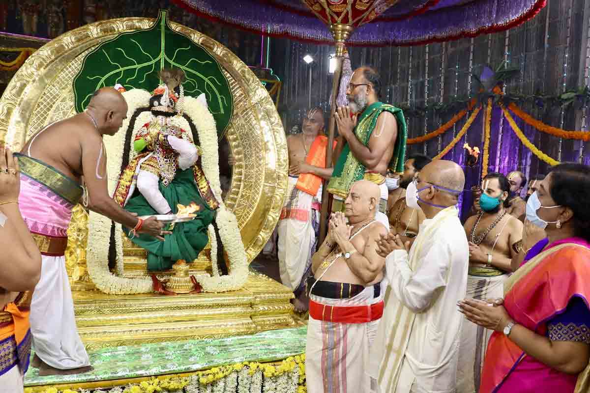 చంద్రప్రభ వాహనంపై విహరించిన తిరుమలేశుడు