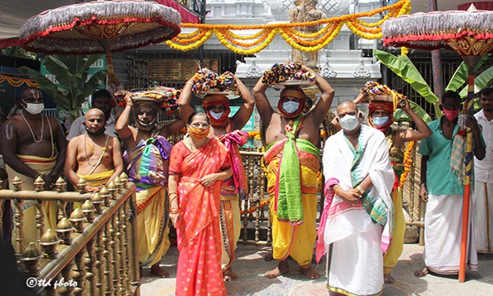 ప్రసన్న వేంకటేశ్వరస్వామివారికి శాస్త్రోక్తంగా పవిత్ర సమర్పణ