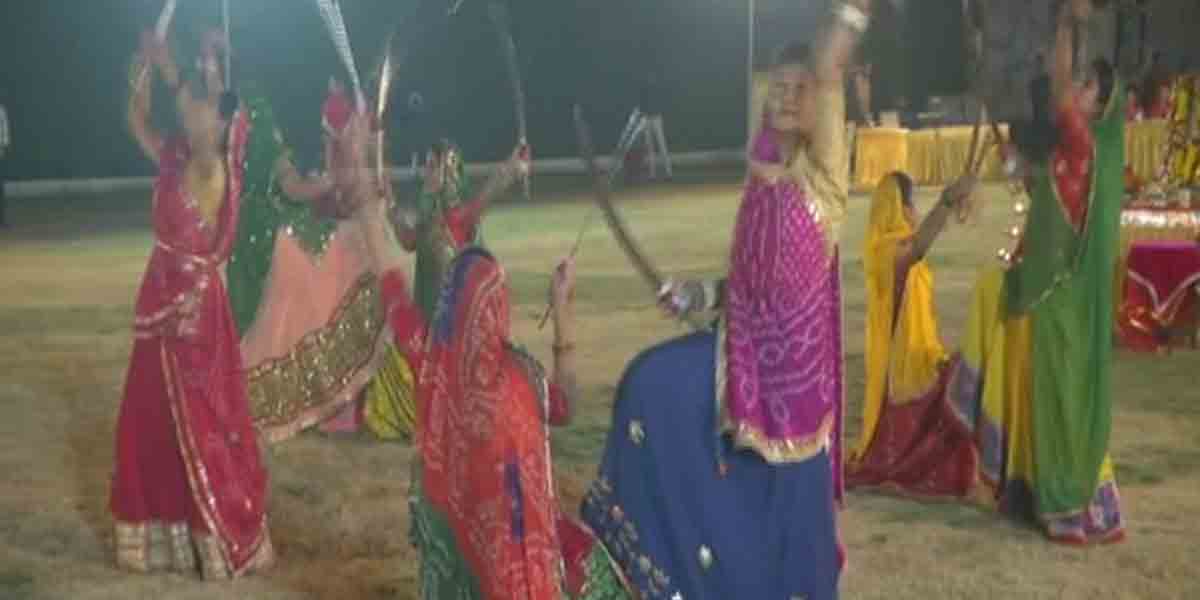 రాజ్‌కోట్‌లో త‌ల్వార్ రాస్ ఉత్స‌వం.. క‌త్తి విద్య‌లు ప్ర‌ద‌ర్శించిన రాజ‌వంశ‌ మ‌హిళ‌లు.. వీడియో