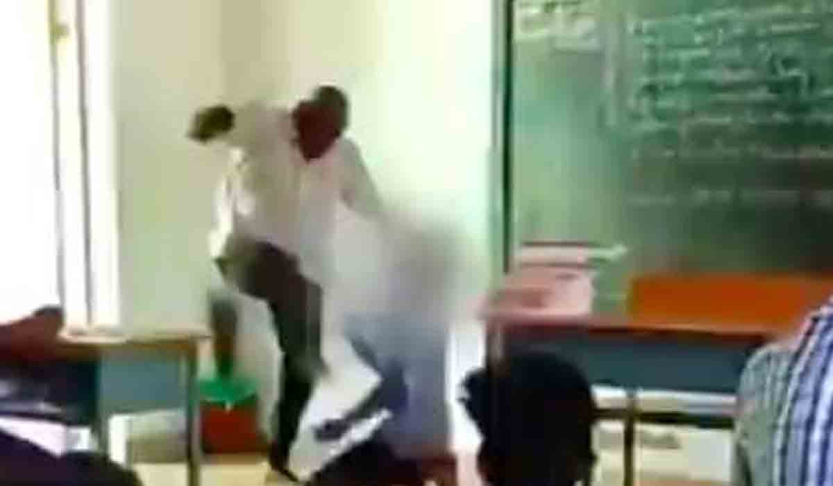 Teacher Brutality | 12వ తరగతి విద్యార్థిని చావబాదిన టీచర్.. వీడియో వైరల్‌