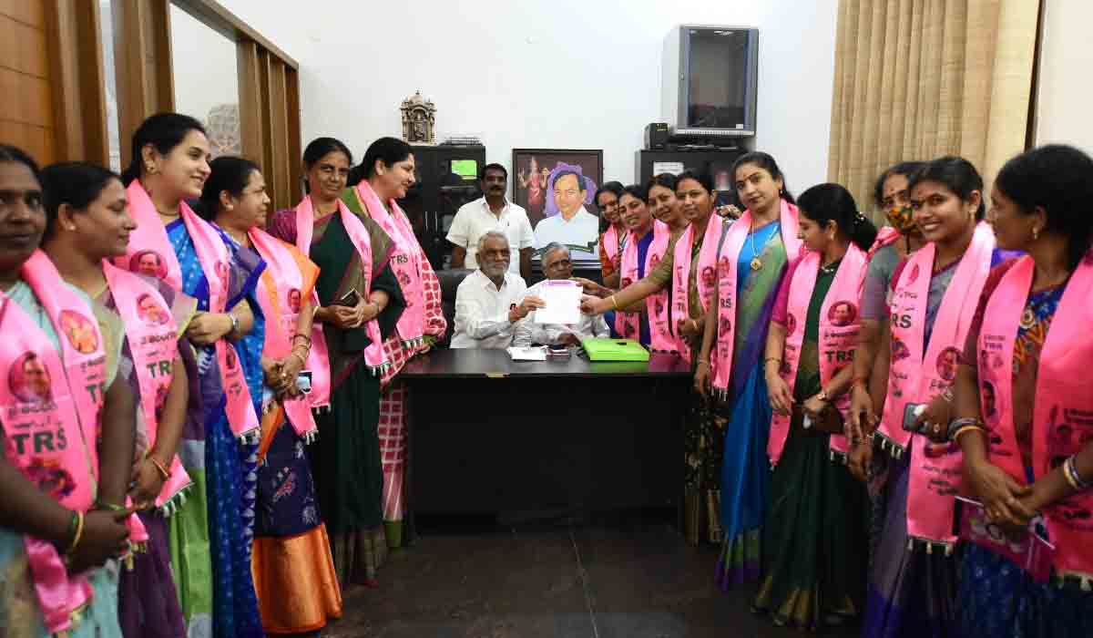 టీఆర్ఎస్ అధ్యక్ష పదవికి కొనసాగుతున్న నామినేషన్ల ప‌ర్వం