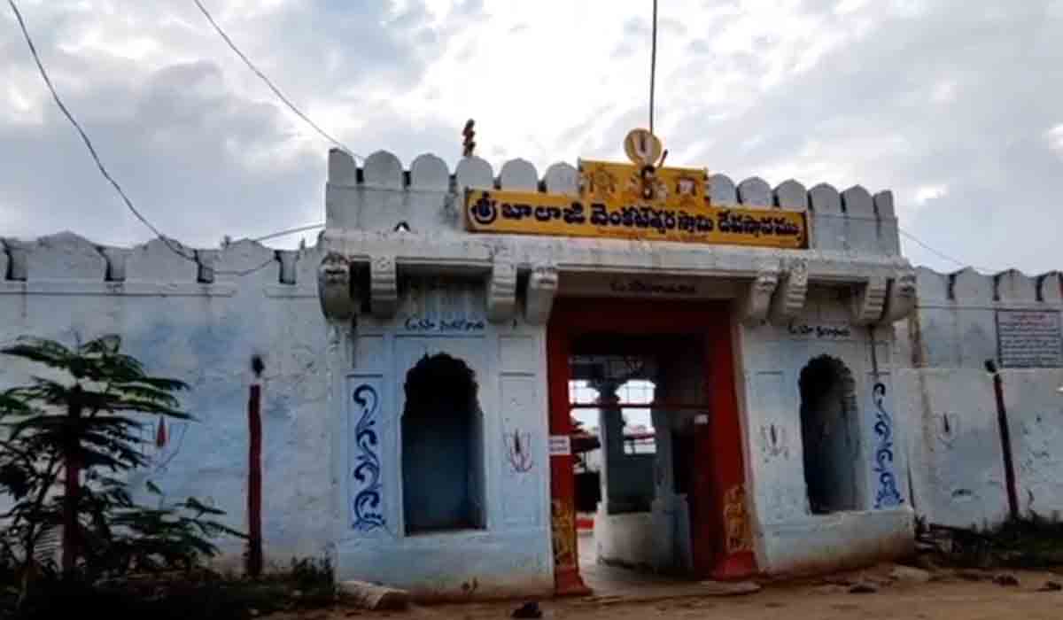 శంషాబాద్ వెంక‌టేశ్వ‌రాల‌యంలో చోరీ.. సీసీ కెమెరాలు ధ్వంసం