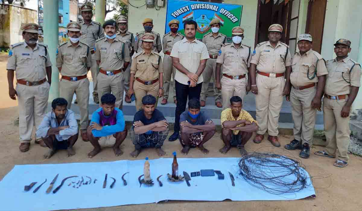 పులి హ‌త్య కేసులో పురోగ‌తి.. ఐదుగురు గుత్తికోయ‌లు అరెస్ట్‌