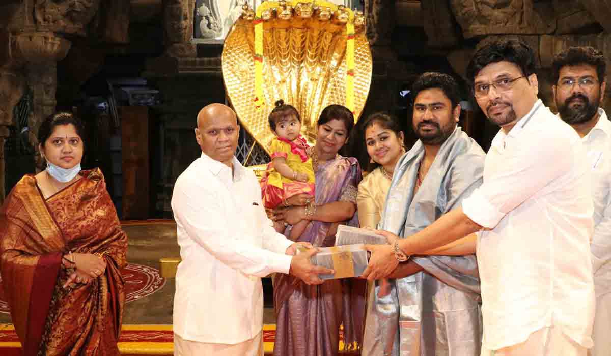 శ్రీవారికి 3.604 కేజీల బంగారు బిస్కెట్లు విరాళం