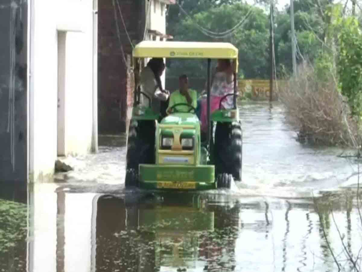 ట్రాక్టర్లపై కాలనీలకు వెళ్తున్న ఆ ఊరి ప్రజలు.. ఎందుకంటే?