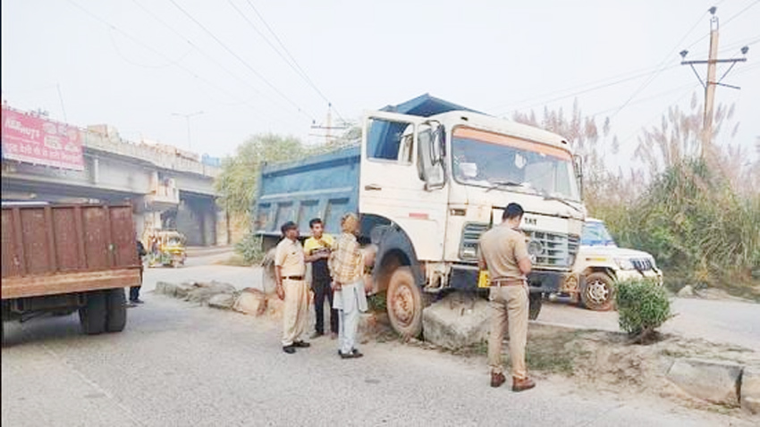 మహిళా రైతులను ఢీకొన్న ట్రక్కు