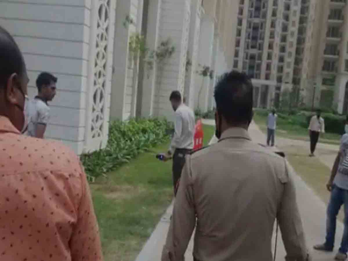 25వ అంతస్తు పైనుంచి పడి.. కవల సోదరుల మృతి