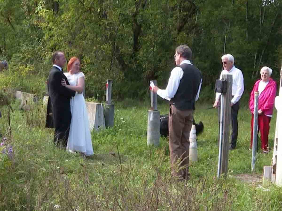 రెండు దేశాల సరిహద్దులో పెండ్లి చేసుకున్న జంట.. ఎందుకంటే?