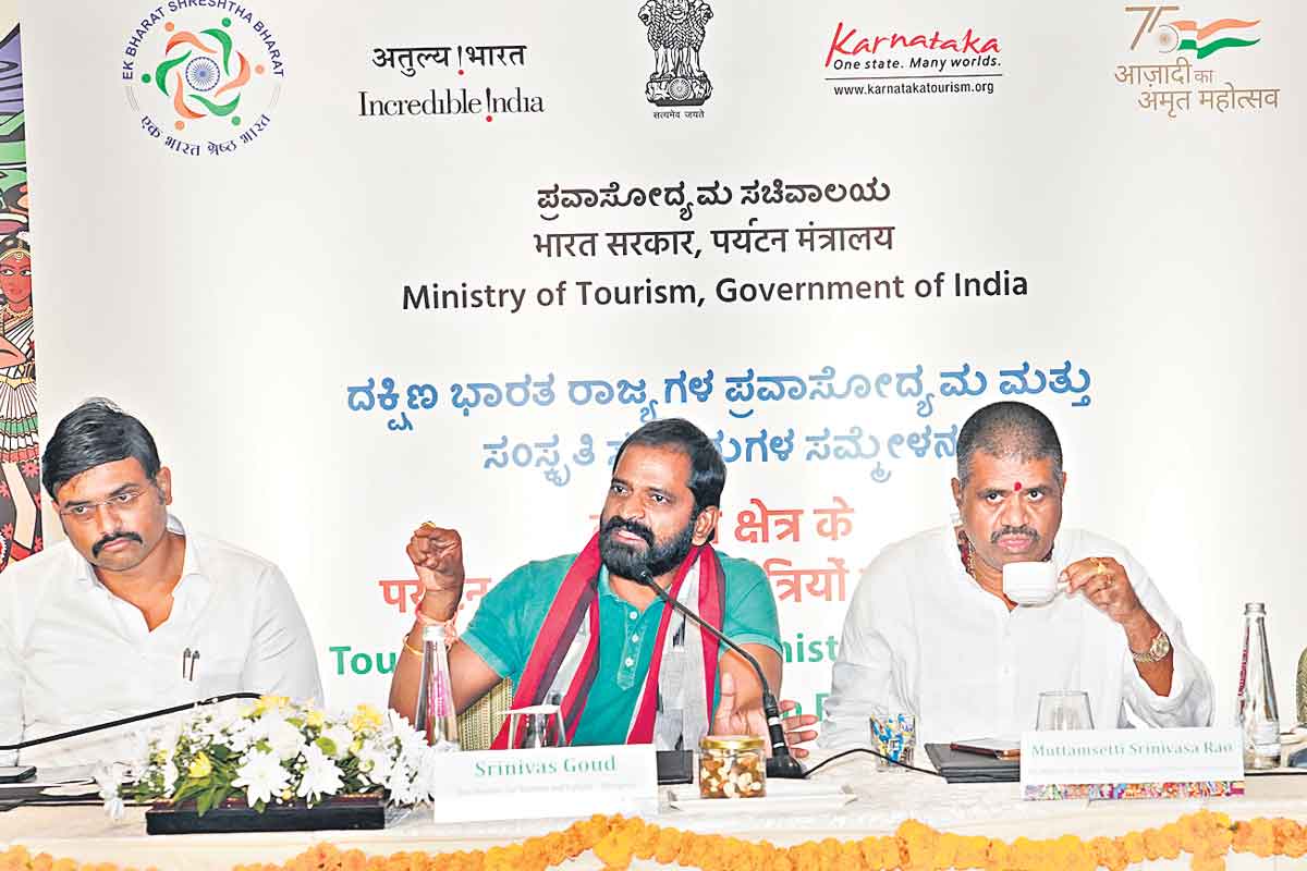 పేరిణి కళాక్షేత్రం ఏర్పాటుచేయండి