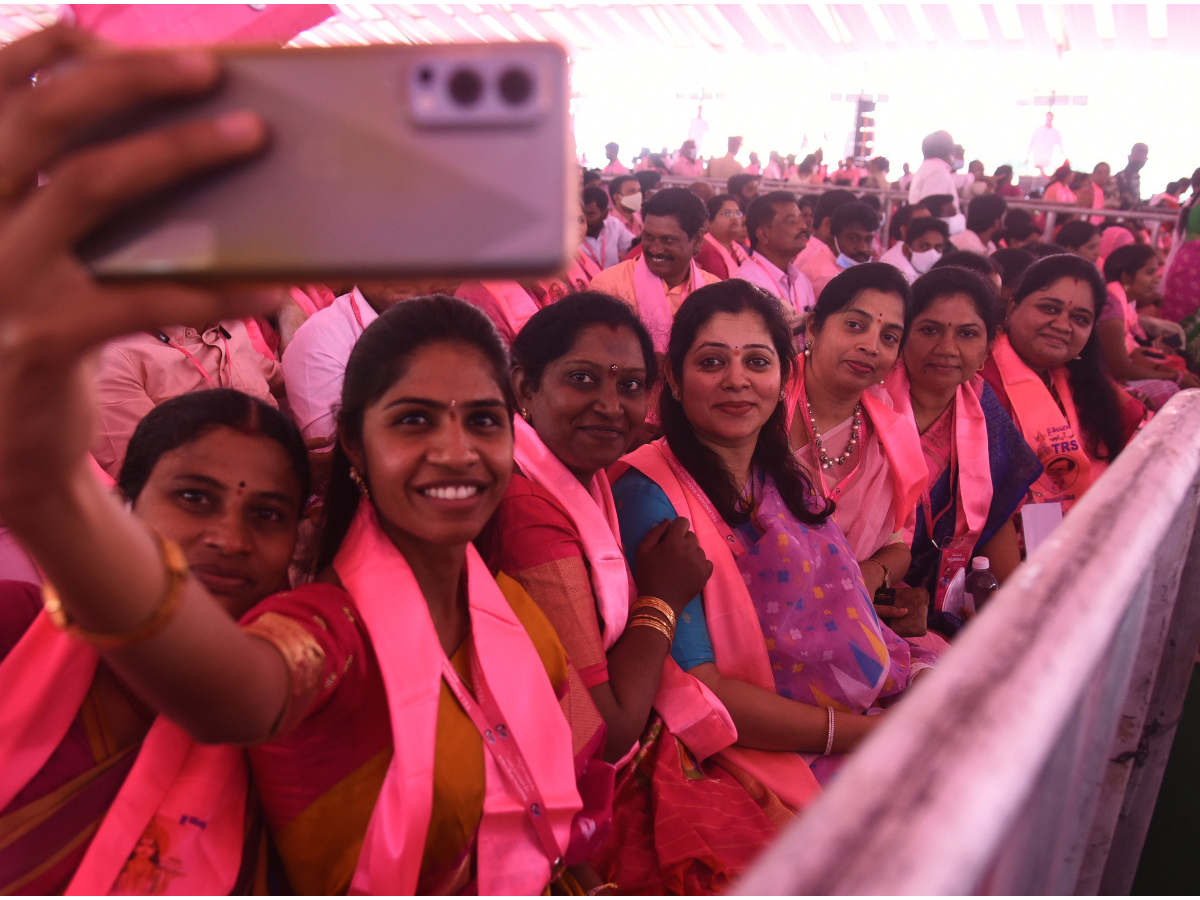 20 Years of TRS | టీఆర్‌ఎస్‌ ప్లీనరీలో నాయకులు, కార్యకర్తల సందడి