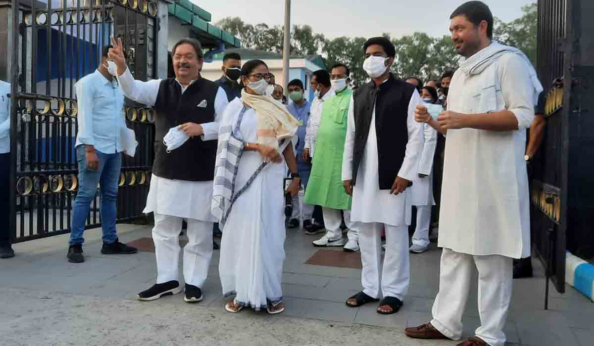 యూపీలో కాంగ్రెస్‌కు ఎదురుదెబ్బ‌.. టీఎంసీలో చేరిన కీల‌క నేత‌లు