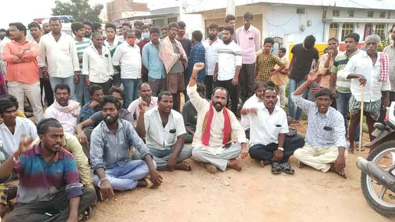 కాంట్రాక్టర్‌ నిర్లక్ష్యానికి ఇద్దరు కూలీలు మృతి