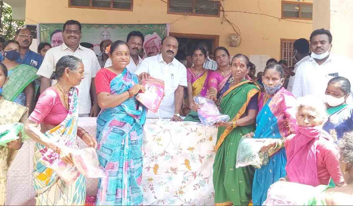 బ‌తుక‌మ్మ చీర‌ల‌ను పంపిణీ చేసిన ఎమ్మెల్యే చ‌ల్లా ధ‌ర్మారెడ్డి