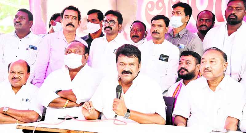 వంద కోట్ల ప్యాకేజీ తెచ్చి ఓట్లడగాలె