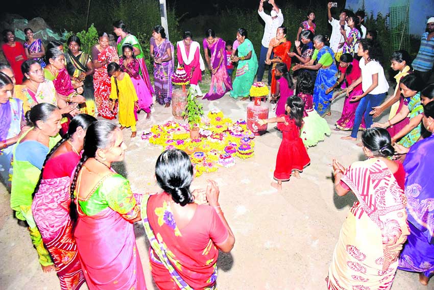 ధరలు పెంచిన బీజేపీ వలలో.. వద్దద్దు మనకొద్దే వలలో..