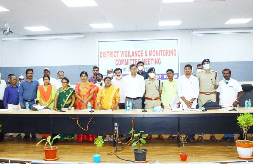 గుర్తింపు కార్డులు ఇవ్వాలి