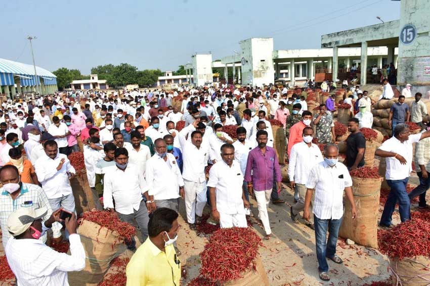 రూ. 10 కోట్లతో మిర్చి ఖరీదు వ్యాపారి పరారీ