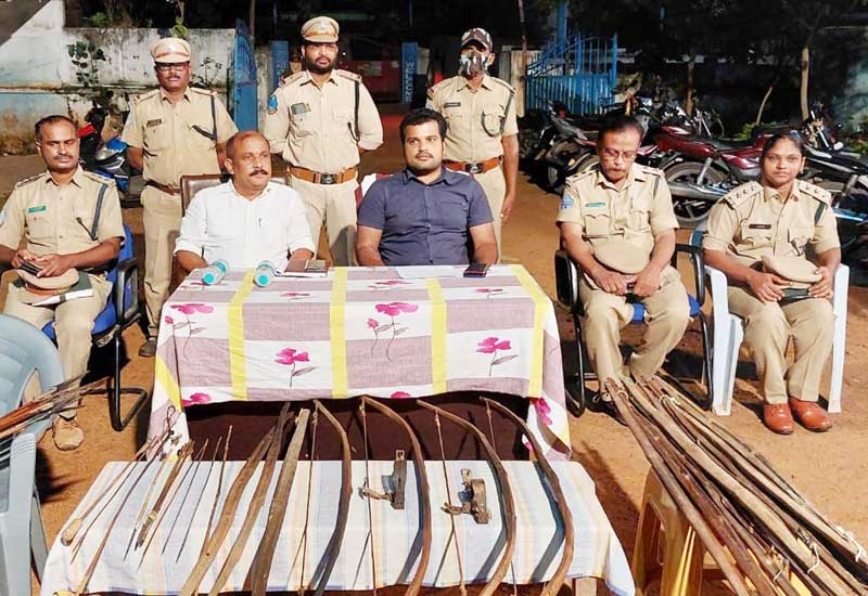 వన్యప్రాణులను వేటాడితే కఠిన చర్యలు