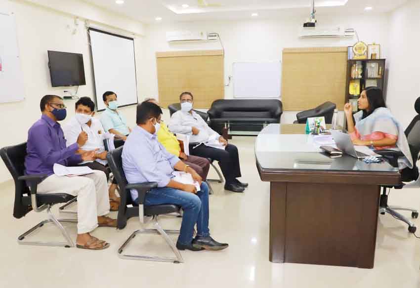 వంద శాతం పన్నులు వసూలు చేయాలి