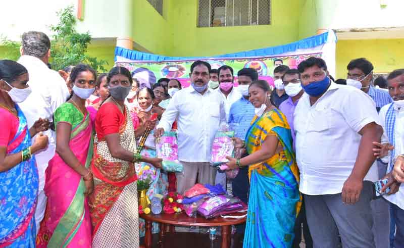 సబ్బండ వర్గాలకు సంక్షేమ ఫలాలు