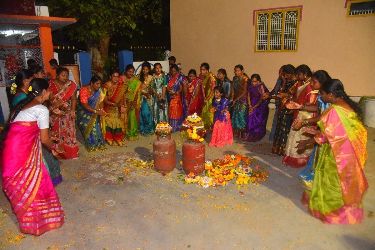 Huzurabad | బతుకమ్మ బతుకమ్మ ఉయ్యాలో.. దొంగ బీజేపీ ఉయ్యాలో.. గ్యాస్ ధ‌ర‌లు పెంచి ఉయ్యాలో..