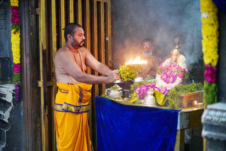 యాదాద్రిలో హరిహరులకు విశేష పూజలు