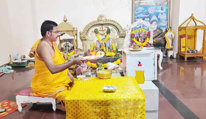 యాదాద్రిలో పరమశివుడికి రుద్రాభిషేకం