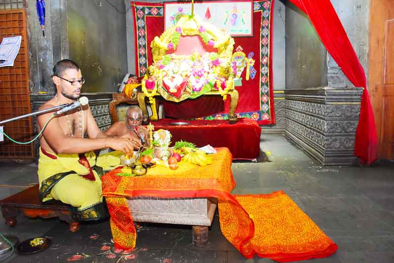 ఆండాళ్‌ అమ్మవారికి ఊంజల్‌ సేవ