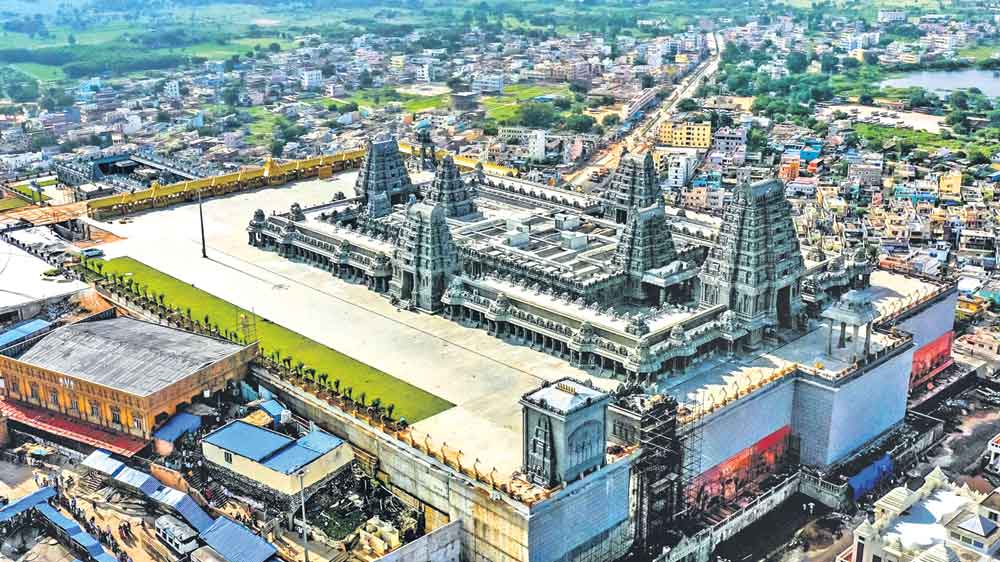 నారసింహుడికి స్వర్ణ కానుకలు