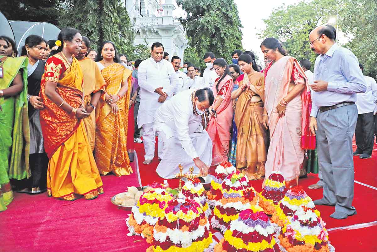 అసెంబ్లీ ఆవరణలో బతుకమ్మ