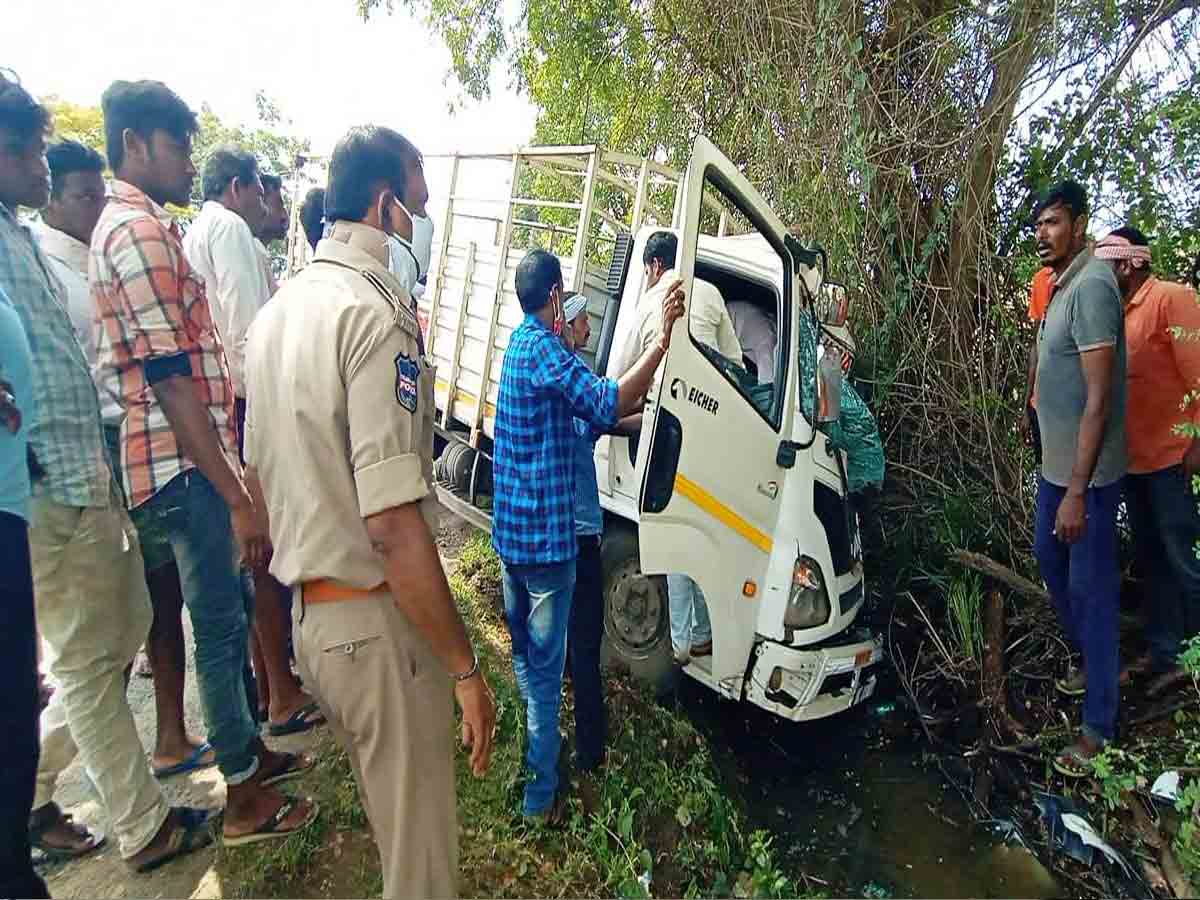 Khammam | అదుపు తప్పి చెట్టును ఢీకొన్న వాహనం ఇద్దరి పరిస్థితి విషమం..