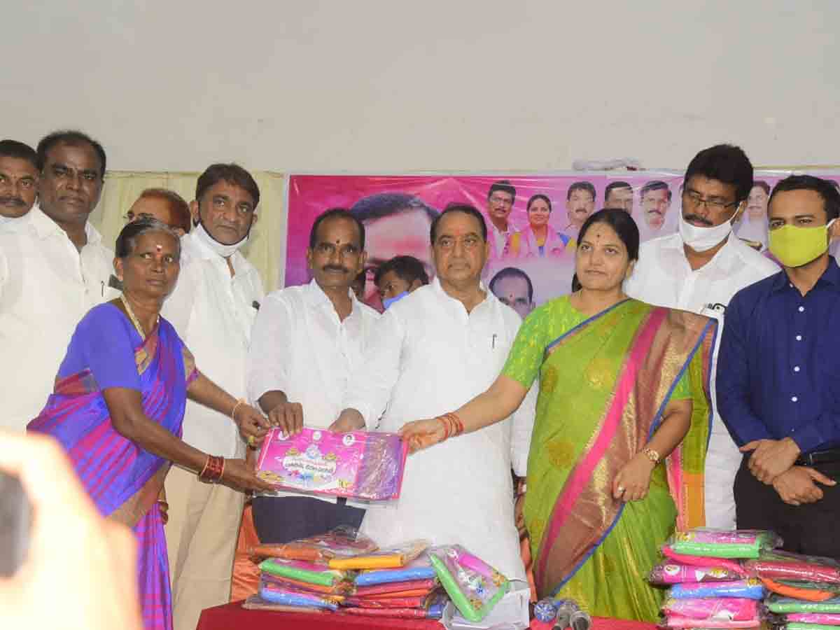 సంబురంగా పండుగ జరుపుకోవాలనే బతుకమ్మ చీరెల పంపిణీ మంత్రి ఐకే రెడ్డి