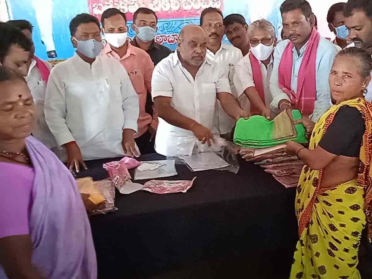 బతుకమ్మ చీరెలను పంపిణీ చేసిన ఎమ్మెల్యే రామన్న